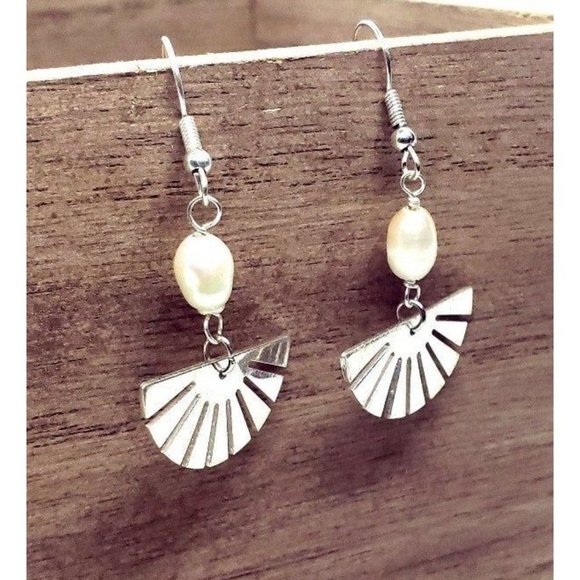 Simple pearl Earrings - Picture 6 of 12
